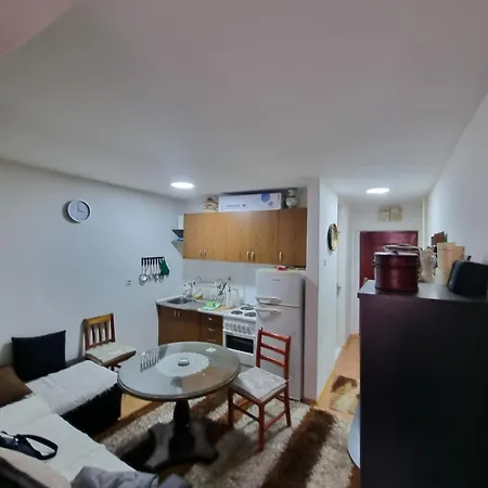 Kenny Apartman *